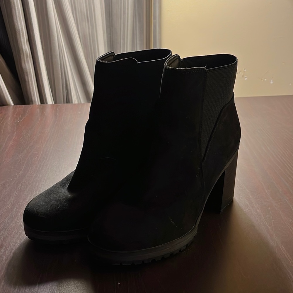 8 1/2 Black booties